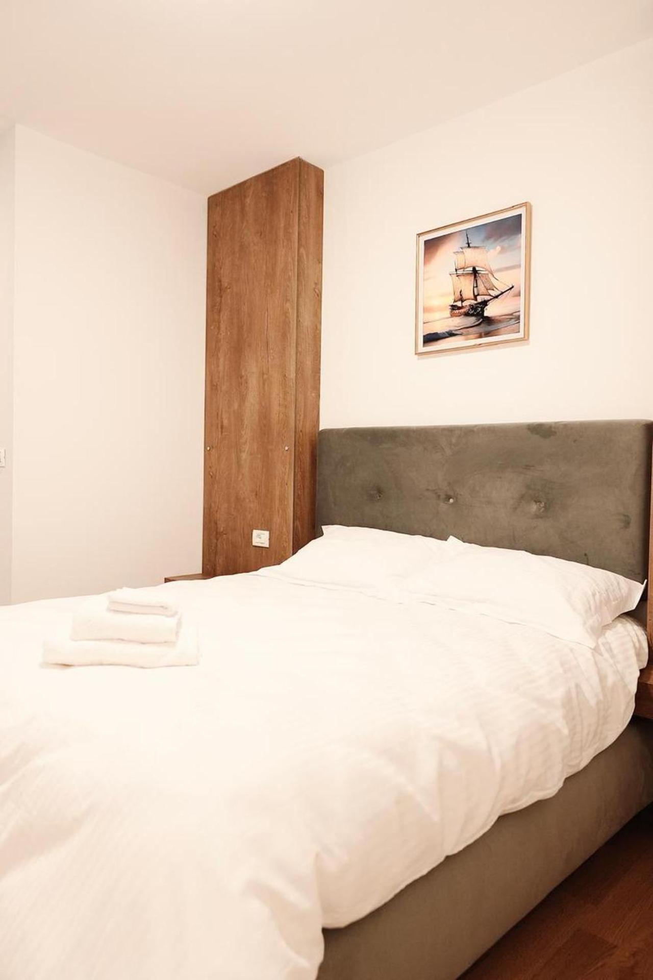 102 Apartament *