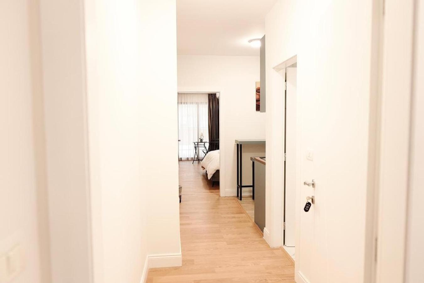 Apartament 102 *